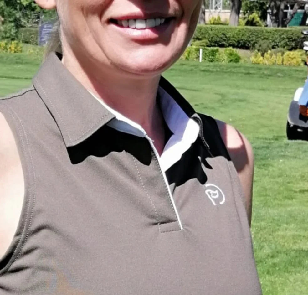 Polo técnico golf kaki, mujer. Sin mangas. ¡Iluminará tu sonrisa!