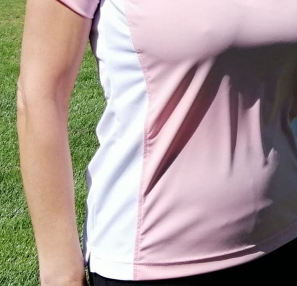 Polo técnico golf rosa, mujer. Efecto silueta