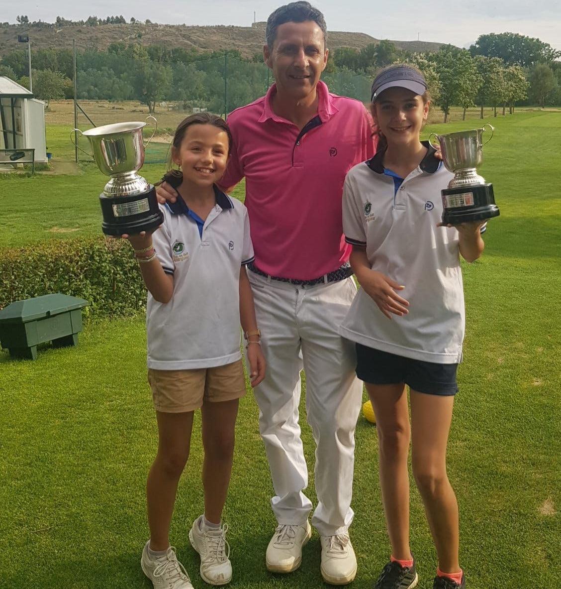 Look 3: Jersey azul + pantalón blanco (hombre) - Hoyo 7