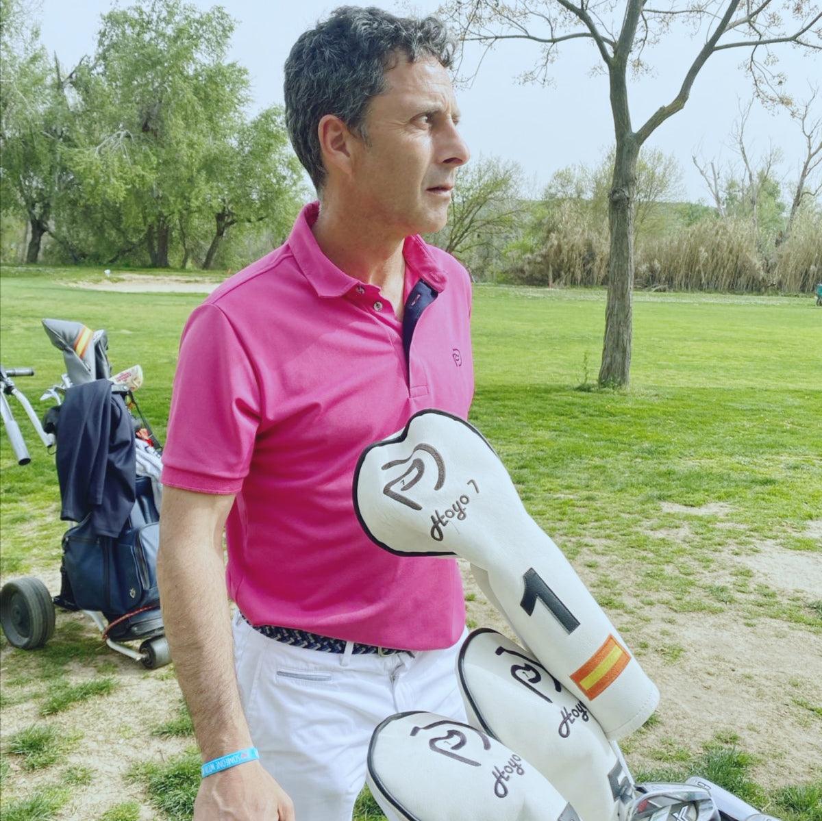 Look 7: Pantalón tejido gabardina blanco y polo fucsia, hombre - Hoyo 7
