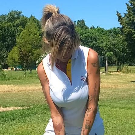 Polo técnico golf blanco, mujer. ¡Con sutiles toques de España!
