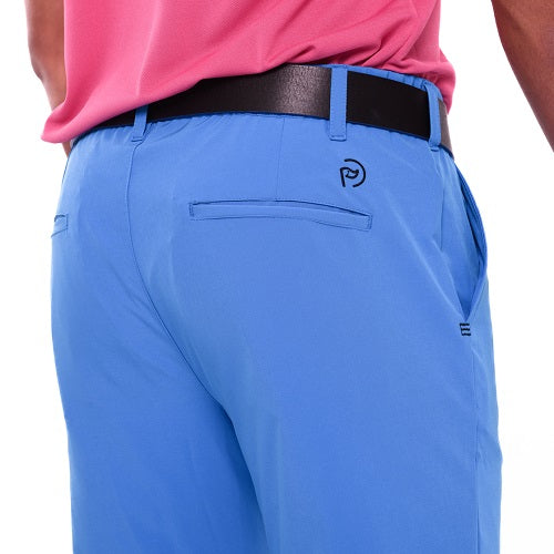 Detalle pantalones técnicos golf azul claro