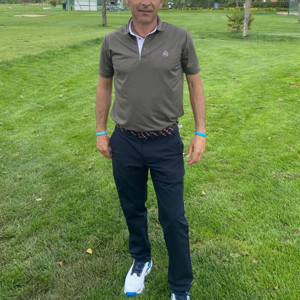 Pantalón de golf marino y polo de golf kaki de hombre