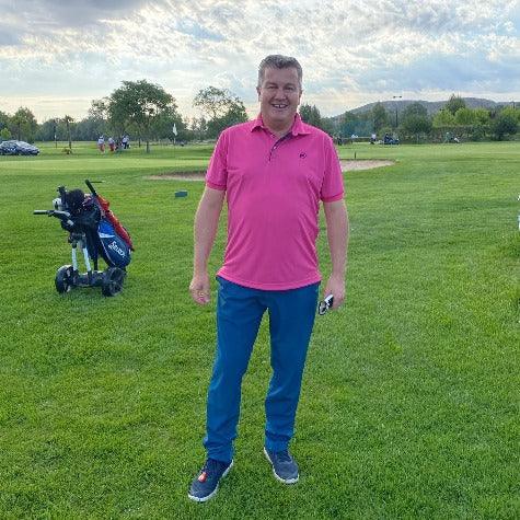 Look 8: Pantalón técnico golf petróleo y polo de golf fucsia, cuello camisero, hombre - Hoyo 7