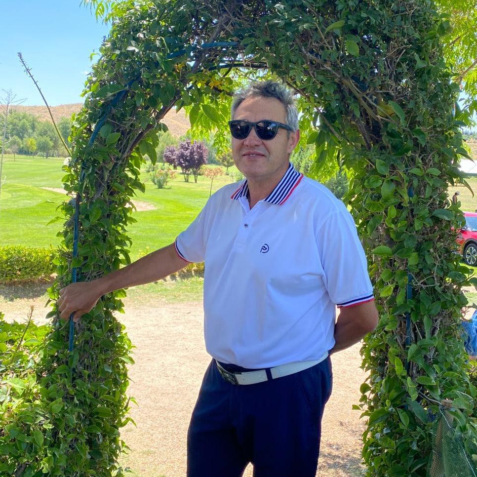 Polo de golf blanco UPF 50+, detalles marino y rojo, hombre - Hoyo 7