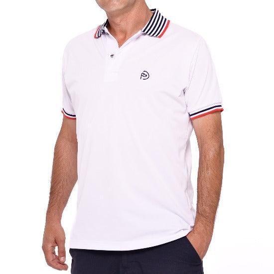 Look 9: pantalón azul y polo blanco UPF 50+, hombre - Hoyo 7