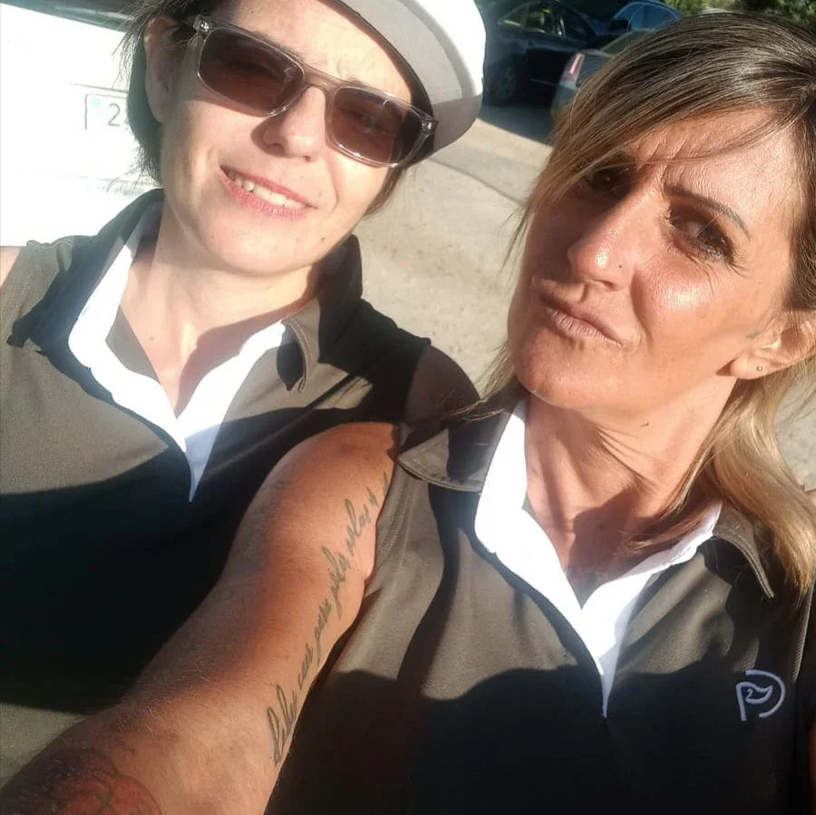 Polo técnico golf kaki, mujer. Sin mangas. ¡Iluminará tu sonrisa!