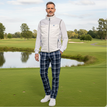 Conjunto_haleco_acolchado_blanco_pantalones_cuadros_hombre