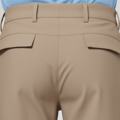 Detalle bermudas técnicas beige por detrás