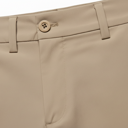 Detalle bermudas técnicas golf hombre beige