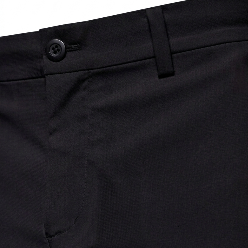 Detalle bermudas técnicas golf hombre negro
