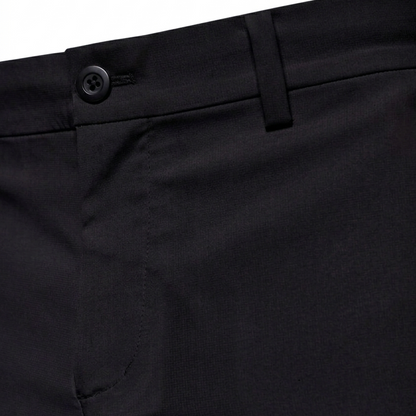 Detalle bermudas técnicas golf hombre negro