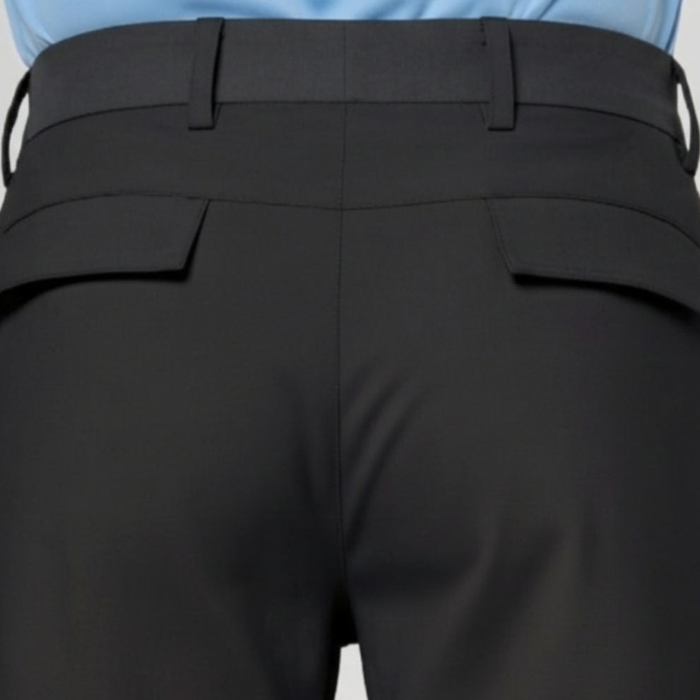Detalle bermudas tecnicas negras hombre detras