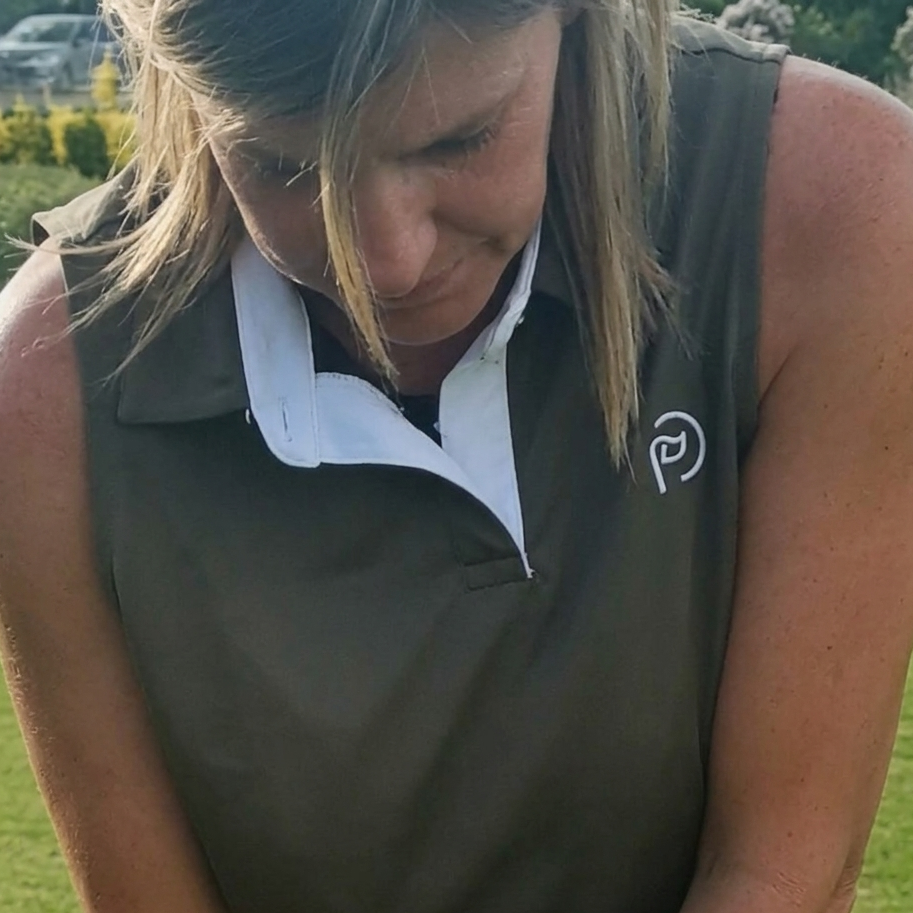 Detalle polo kaki mujer sin mangas UPF 50+
