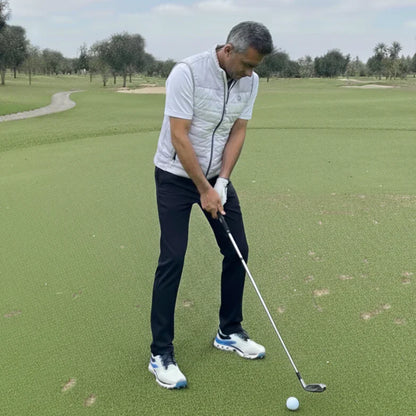 Hombre_en_el_campo_con_pantalon_marino_entretiempo