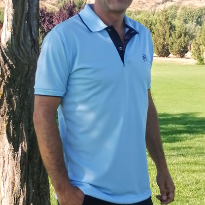 Polo de golf celeste con protección solar, hombre