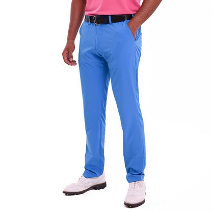 Conjunto de golf: pantalón azul y polo blanco