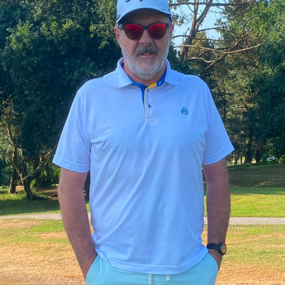 Polo de golf blanco inspirado en la equipación Ryder Europa 