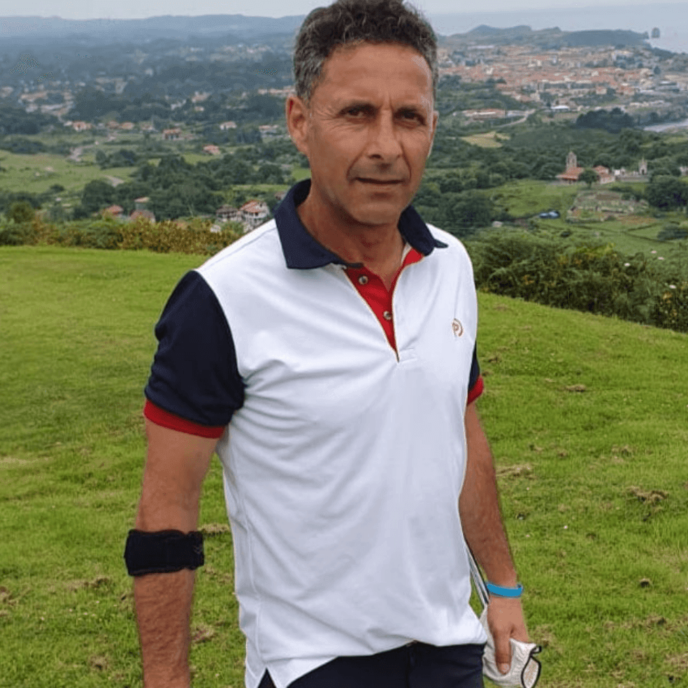Polo técnico golf blanco, cuello camisero y mangas en marino con tapetas y puños en rojo