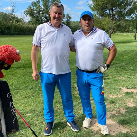 Conjunto de golf: pantalón azul y polo blanco
