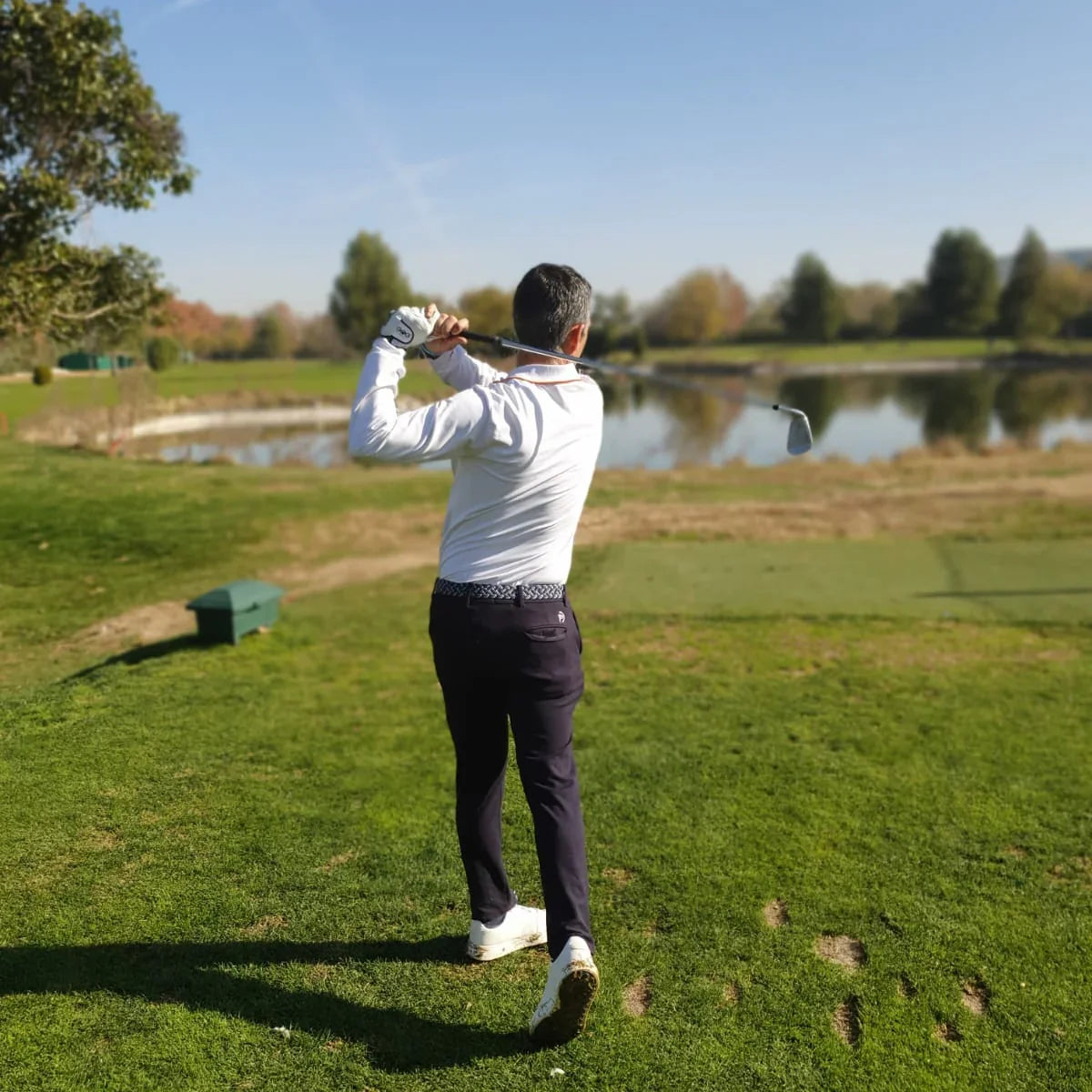 Tota look pantalon marino viscosa y polo termico blanco España