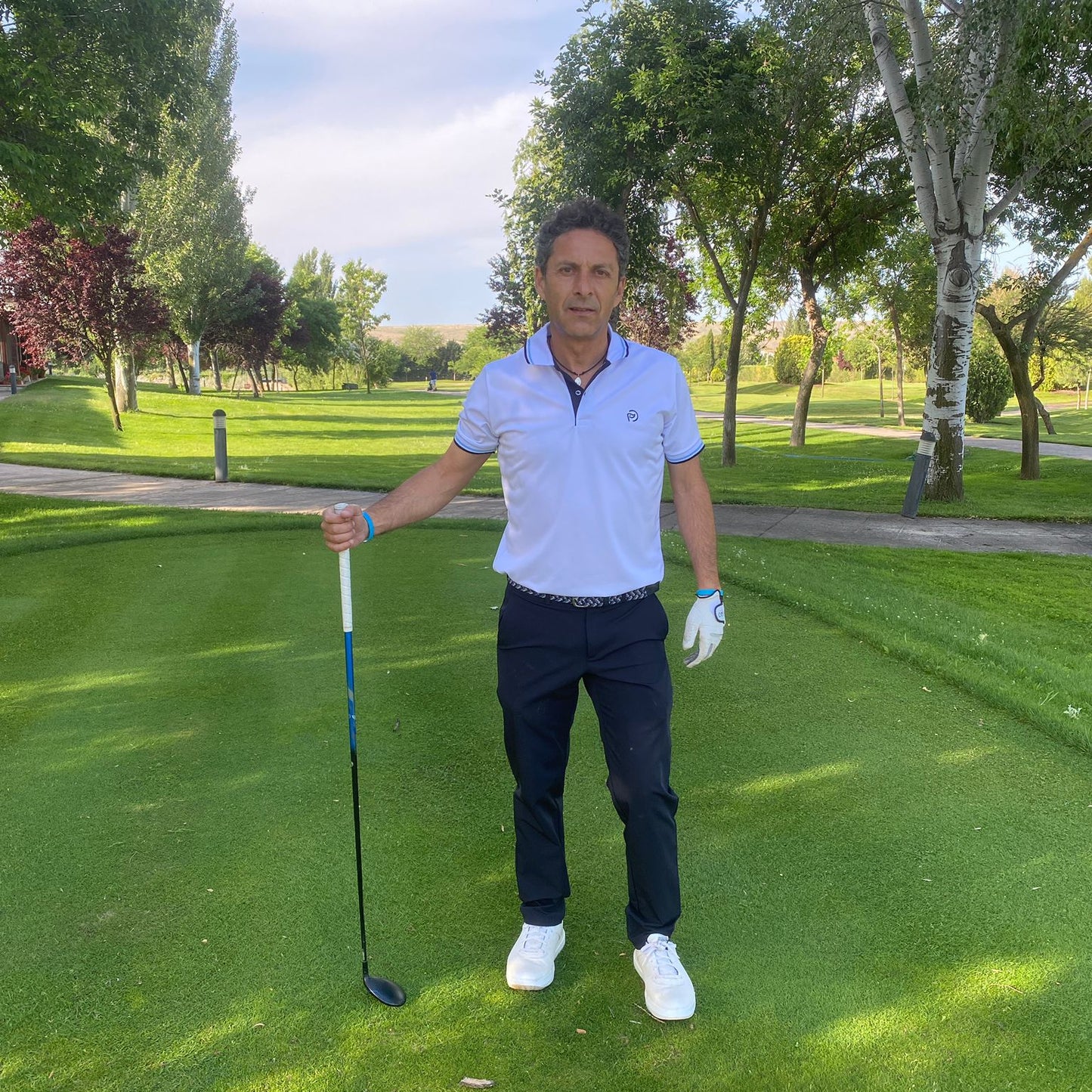 Polo técnico golf blanco, hombre. ¡Estilo y elegancia!
